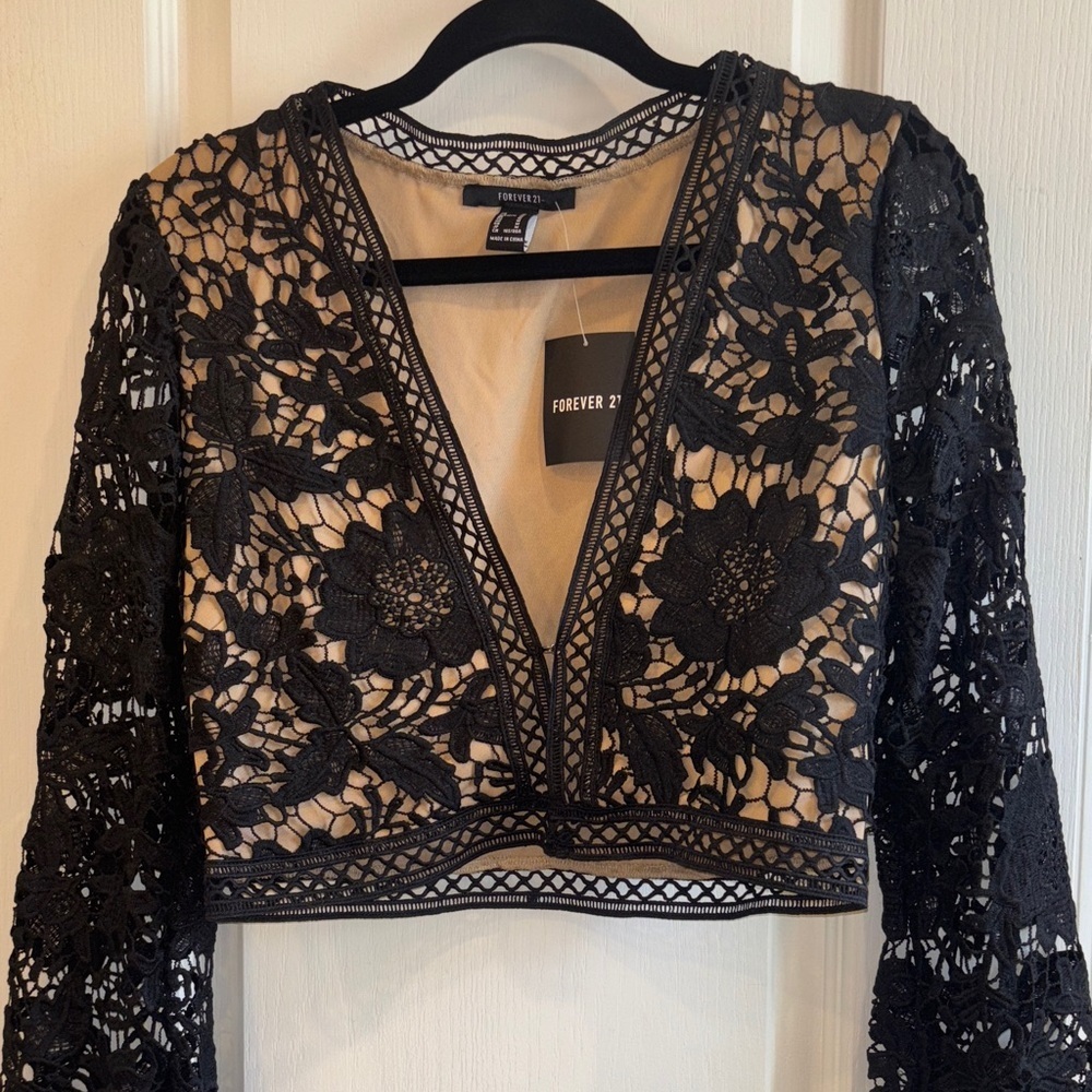 FOREVER 21 BLACK LACE CROP JACKET FULLY LINED 3 EYE HOOK CLOSURE
BELL SLEEVES